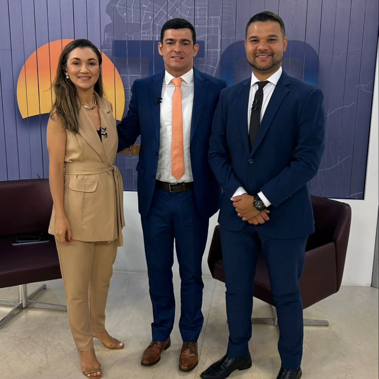 Sávio Mares com apresentadores após entrevista em estúdio de televisão